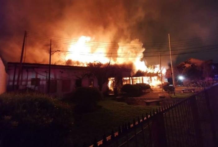 [VIDEO] Incendio afecta a antiguo edificio de la Municipalidad de San Antonio