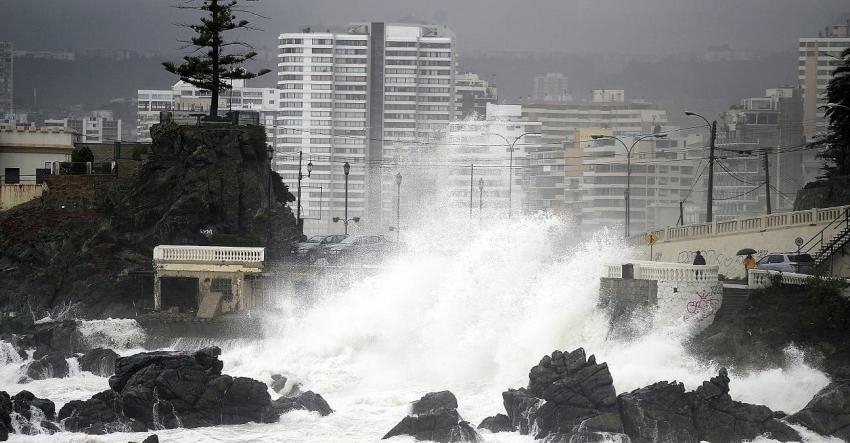 Armada anuncia marejadas con olas de hasta 4 metros de altura para las costas chilenas