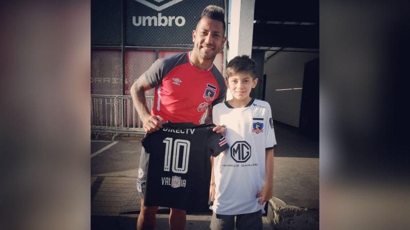 [FOTOS] Leo Valencia encontró a niño que fue al estadio con camiseta con parche donde decía Valdivia