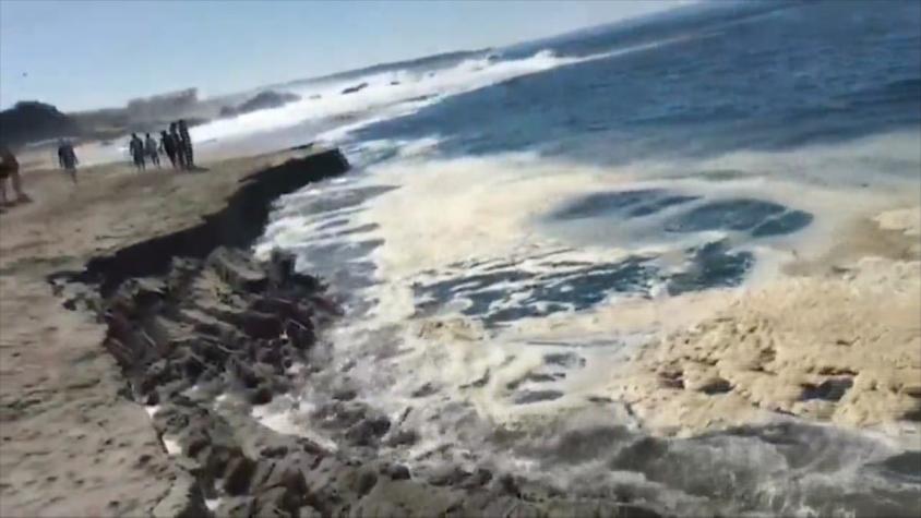[VIDEO] El impactante momento en que gran parte de una playa es "tragada" por el océano