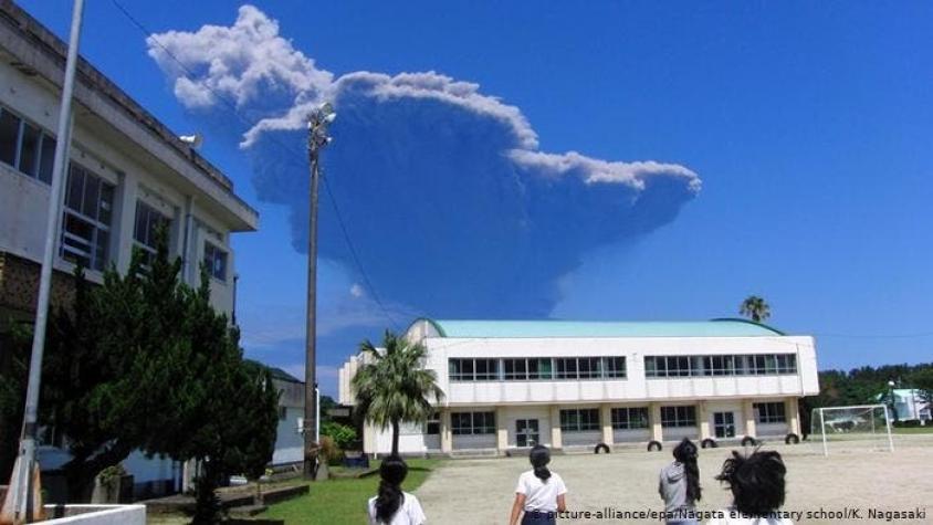 Monte Shindake entra en erupción al sur de Japón