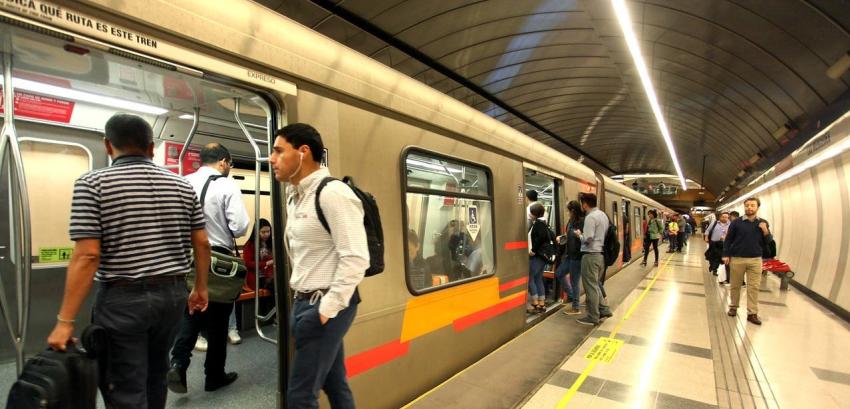 Manifestaciones de estudiantes secundarios al interior de Metro provocan retrasos en líneas 4 y 5