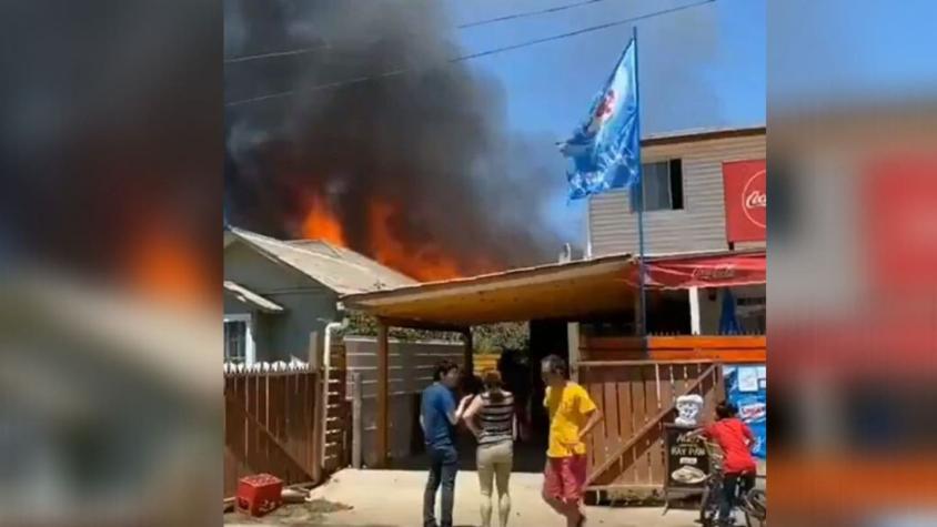 Incendio estructural consumió dos viviendas en Concón