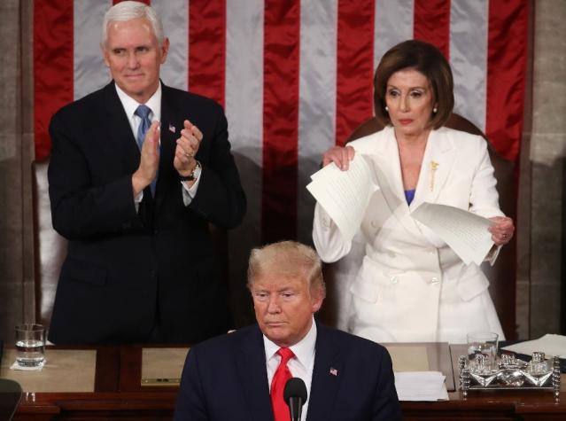 [VIDEO] Nancy Pelosi rompe el discurso de Trump al término del Estado de la Unión 2020