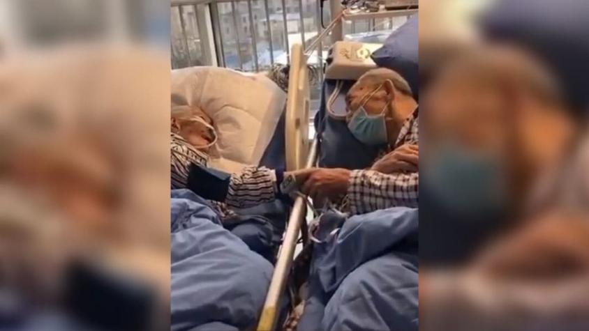 [VIDEO] Conmovedor: Pareja de abuelos contagiados con coronavirus "se despiden" del otro en hospital
