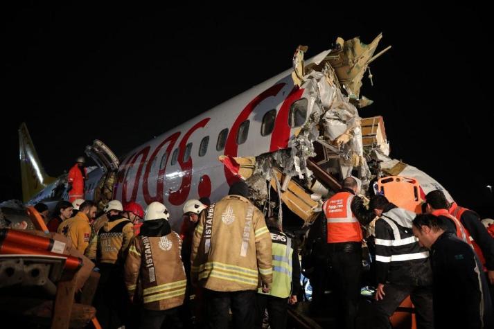 Un muerto y 157 heridos dejó el accidente del avión que se partió en tres en Estambul