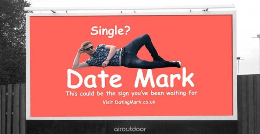 "¿Soltera?": Hombre compra un afiche publicitario para buscar mujeres que quieran una cita con él