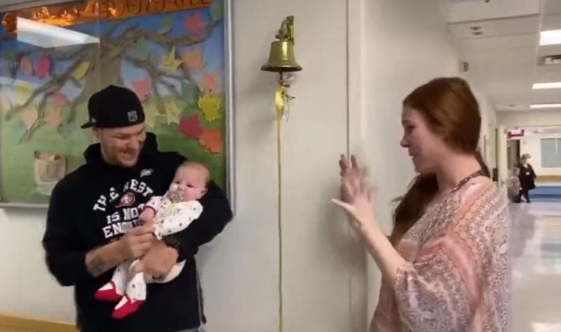 ¡Conmovedor!: Bebé de 4 meses supera un cáncer cerebral y se va del hospital tocando una campana