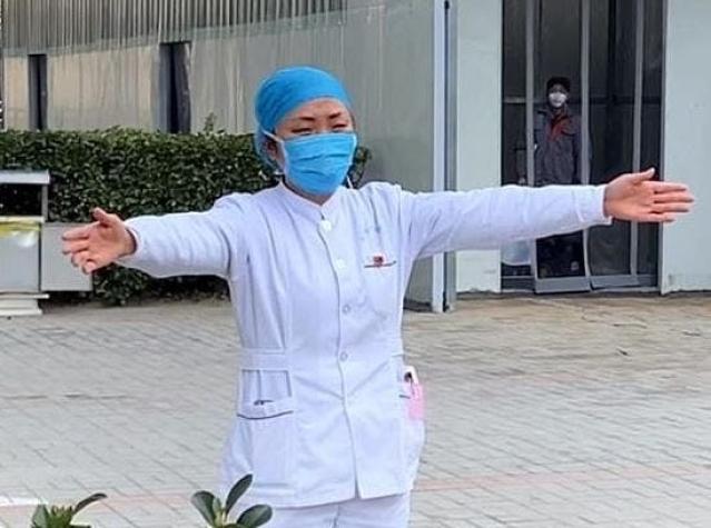 [VIDEO] Enfermera china intenta consolar a su hija con "abrazo en el aire" desde zona de cuarentena