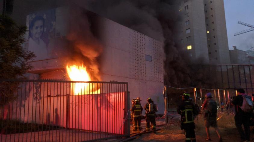 Bomberos trabajan para controlar incendio en Museo Violeta Parra