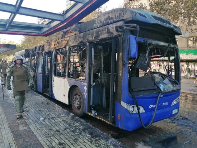 Queman bus de Transantiago en cercanías de Plaza Italia