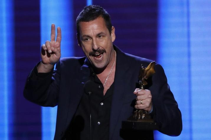 [VIDEO] Adam Sandler trata de "idiotas" a quienes otorgan los Oscar tras el ganar el Spirit Awards