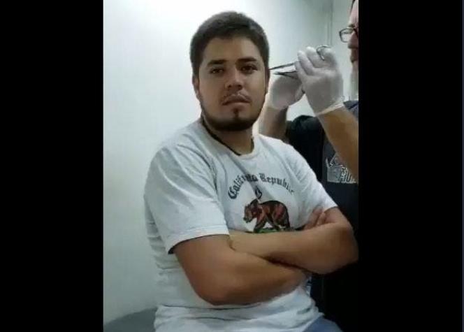 [VIDEO] Joven se convierte en viral al desmayarse cuando le están haciendo un piercing