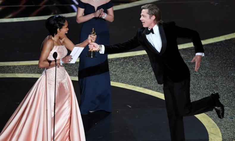 Brad Pitt gana su primer premio Oscar y agradece a Tarantino con un guiño político en su discurso