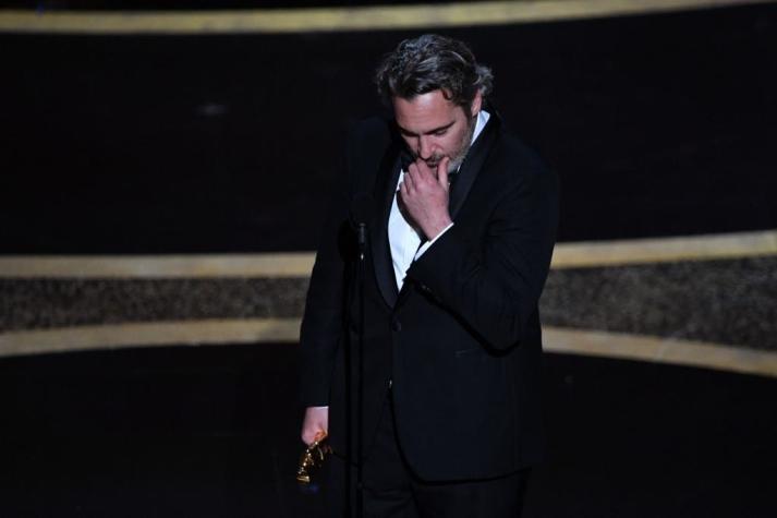 Un Joaquin Phoenix emocionado recibe su primer Oscar recordando a su fallecido hermano