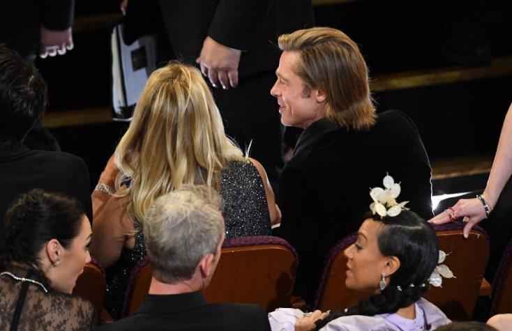 ¿Quién era la mujer que acompañó a Brad Pitt en los Premios Oscar?