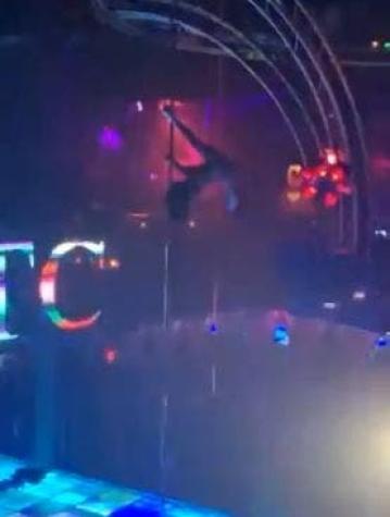 [VIDEO] Stripper cayó de cinco metros de altura mientras bailaba en barra de pole: continuó su show