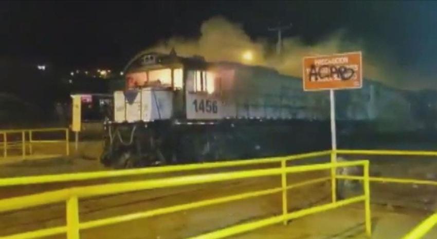 Antofagasta: Incendian locomotora y avanza cerca de dos kilómetros sin control