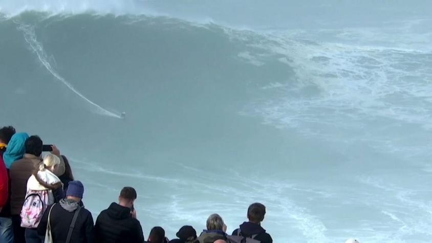 El impactante momento que surfista es tragado por ola gigante