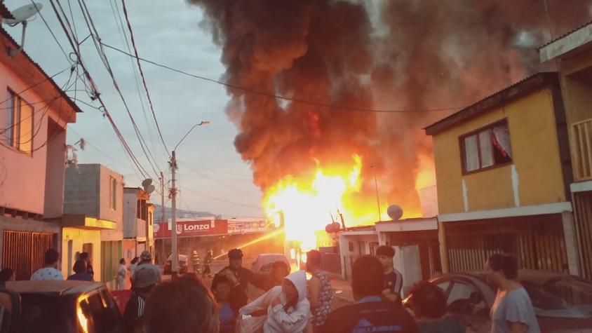 Al menos dos viviendas son afectadas por incendio en Iquique