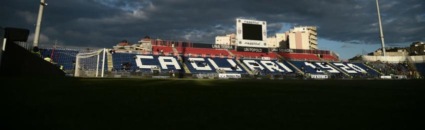 Cagliari suspende de por vida a tres hinchas por gritos racistas