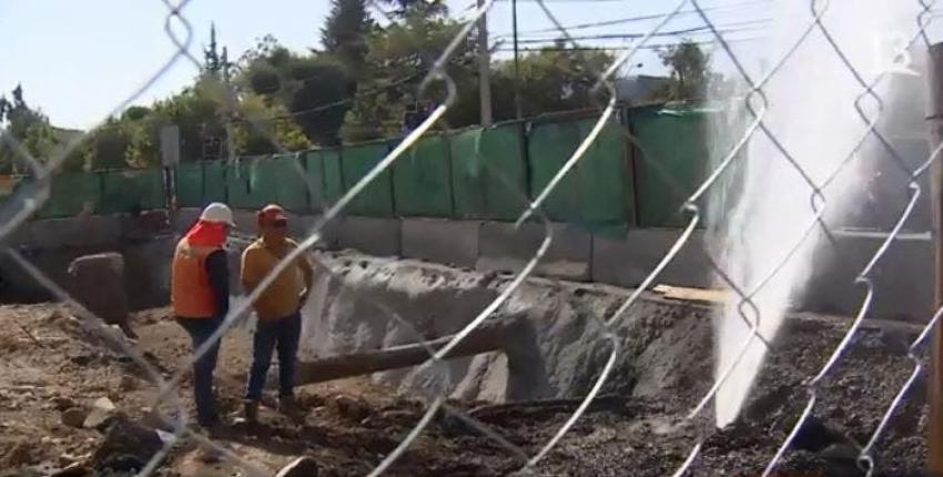 [VIDEO] Desperdicio de agua potable por rotura de matriz en Las Condes