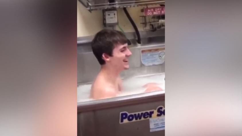 [VIDEO] Se grabó bañándose en el lavaplatos de un restaurante y se hizo viral: Fue despedido