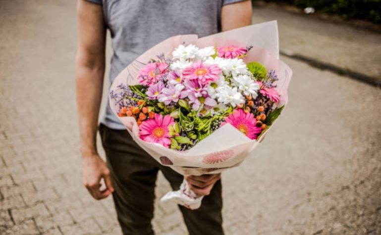 Hombre murió hace ocho años y le manda flores a su esposa cada día de San Valentín