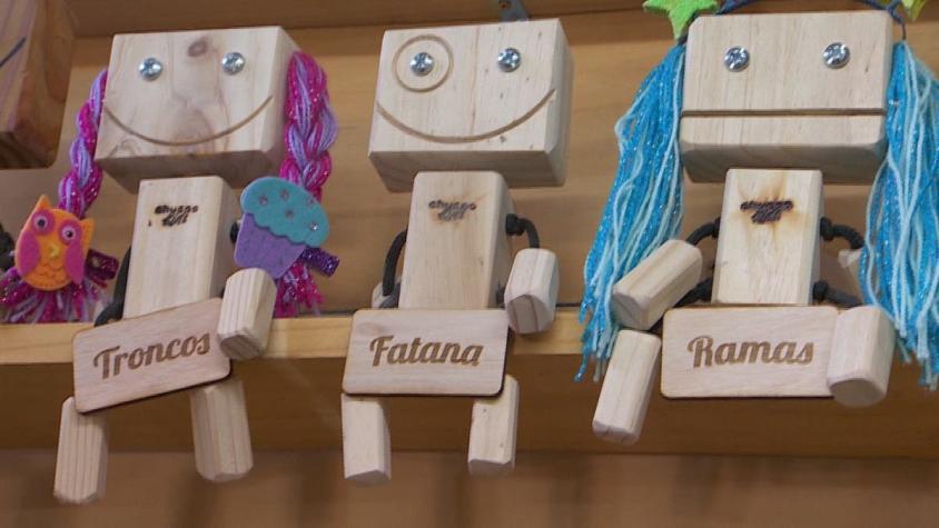 [VIDEO] #ComoLoHizo: La mujer que hace juguetes con retazos de madera