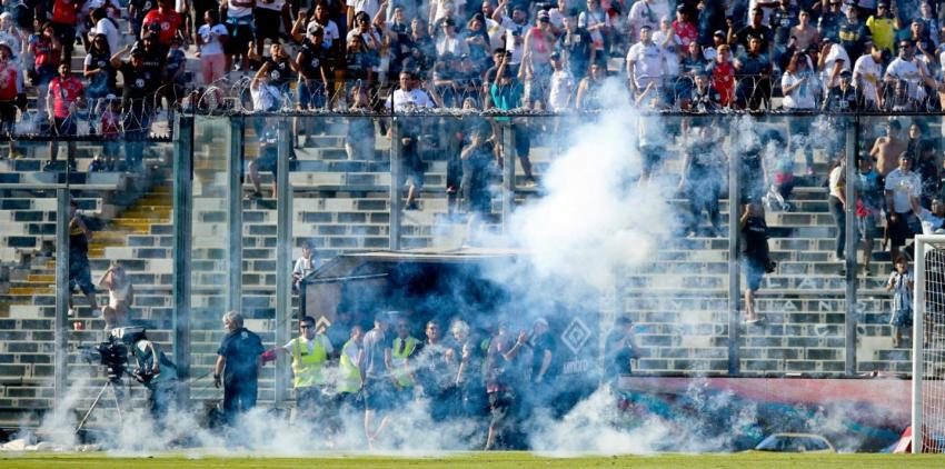 Incidentes interrumpen duelo entre Colo Colo y la UC en el Estadio Monumental