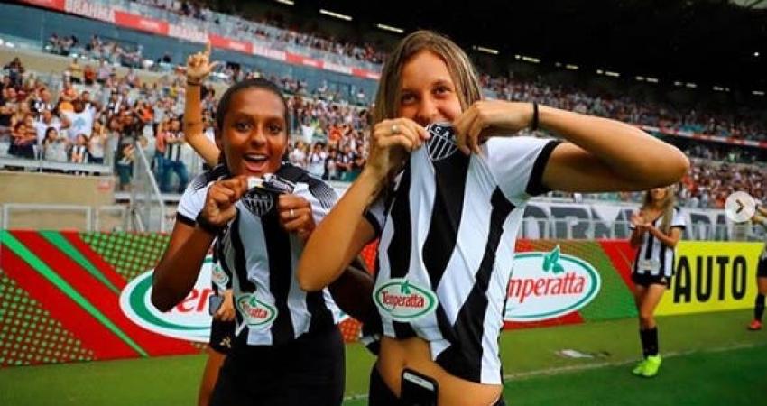 El criticado gesto machista de la mascota de Atlético Mineiro con una jugadora del equipo femenino