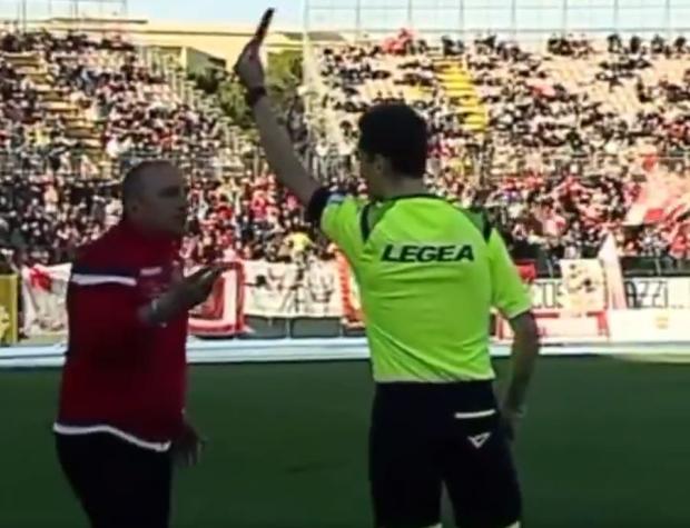 [VIDEO] Técnico italiano golpea a uno de sus propios jugadores y el árbitro lo expulsó
