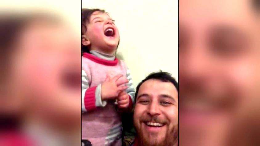 Padre sirio le hace creer a su hija que las bombas que escucha son un juego para protegerla