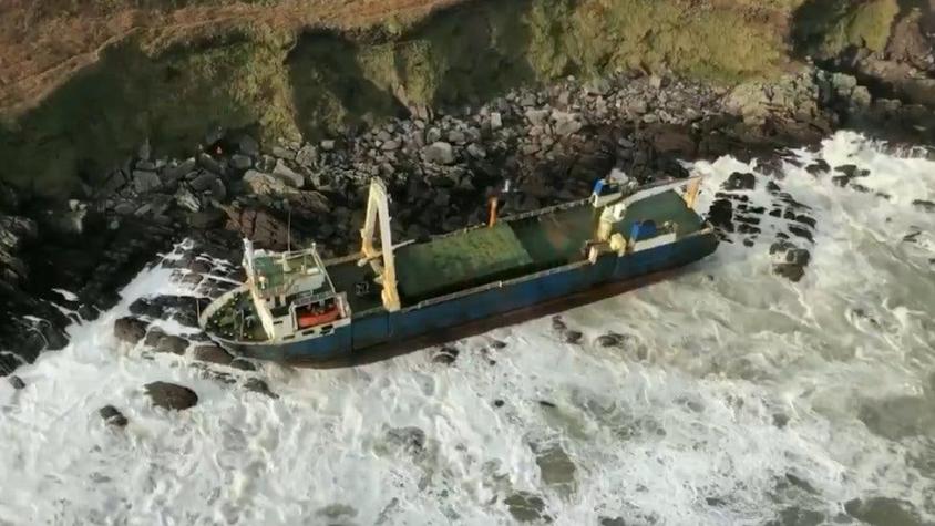 "Barco fantasma" visto hace un año cerca de Bermudas terminó encallado en las costas de Irlanda