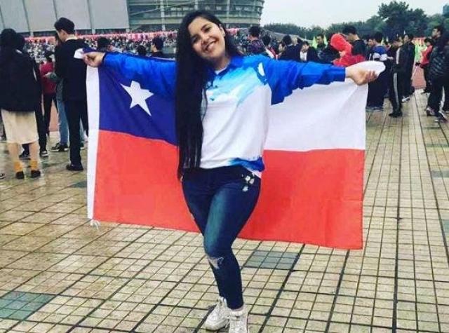 Llega estudiante chilena desde China: Está reunida con la seremi de Salud