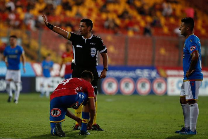 Zapatos voladores: La tarjeta amarilla más extraña del fútbol chileno