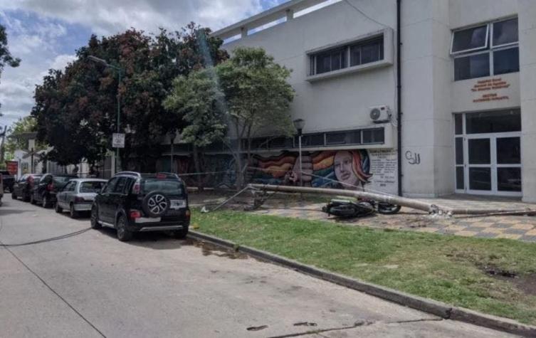 Un médico murió aplastado por un poste en la puerta de un Hospital en Argentina