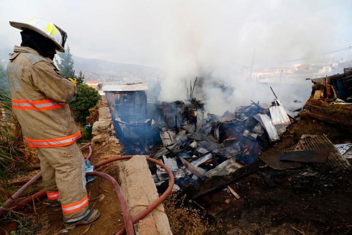 Esval anulará deudas para damnificados por incendio en Valparaíso