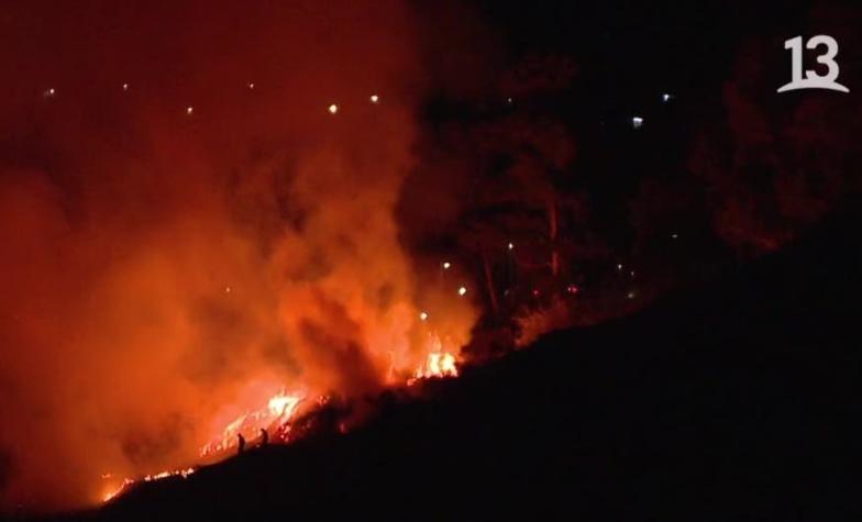 Incendio forestal en cerro San Cristóbal deja fuerte presencia de humo en comunas de la RM
