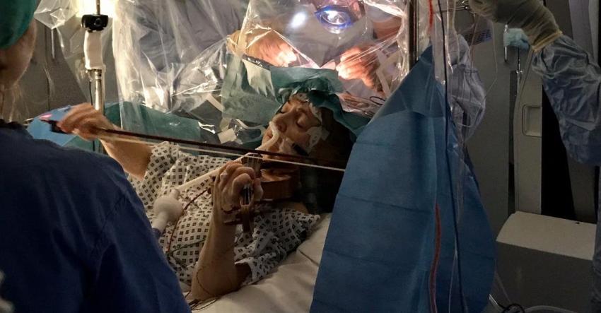 Impresionante: Mujer toca violín mientras es sometida a operación de tumor cerebral