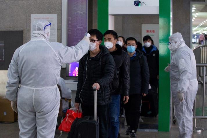 China anuncia la mayor caída del número de contagios de coronavirus en casi un mes