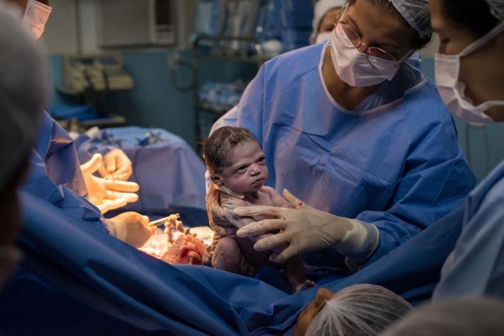 “Nació para ser un meme”: Recién nacida se vuelve viral tras su primera fotografía enojada