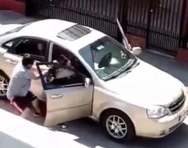 Captan brutal agresión a mujer en medio de la calle en San Pedro de la Paz