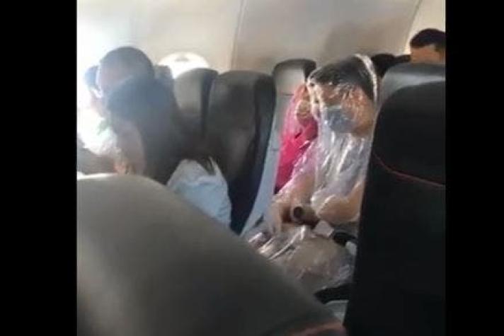 [VIDEO] Pareja se envuelve en plástico en un vuelo a Australia por miedo al coronavirus