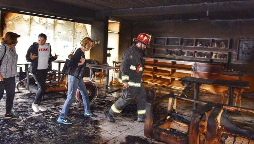 Incendio consume parte de Café Literario de Parque Bustamante