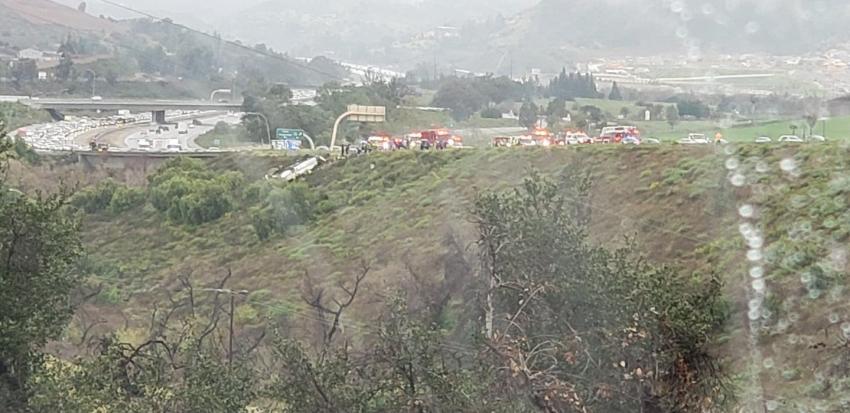 Al menos tres personas fallecidas deja grave accidente de un bus que se volcó en San Diego, EE.UU