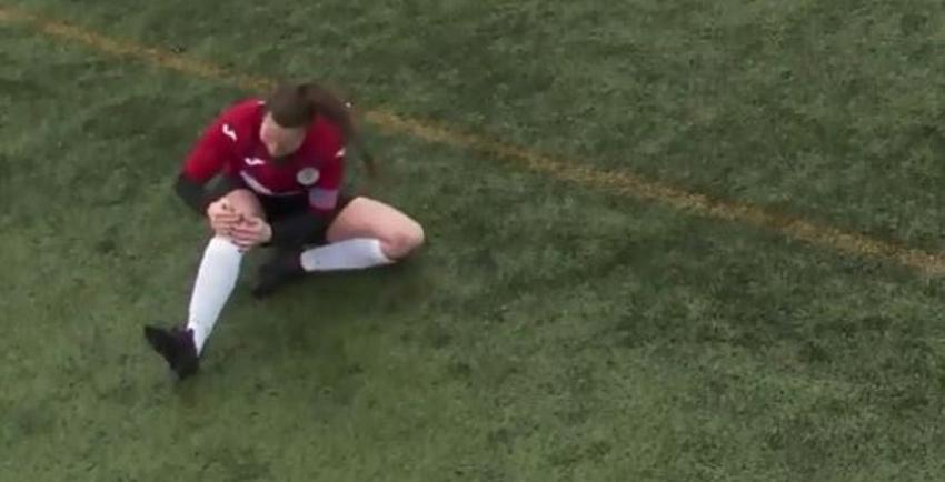 [VIDEO] Una futbolista se disloca la rodilla, se la recoloca a golpes y vuelve a jugar