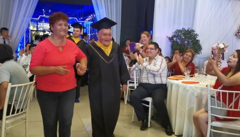 Nunca es tarde: Abuelito se graduó a los 89 años de la universidad
