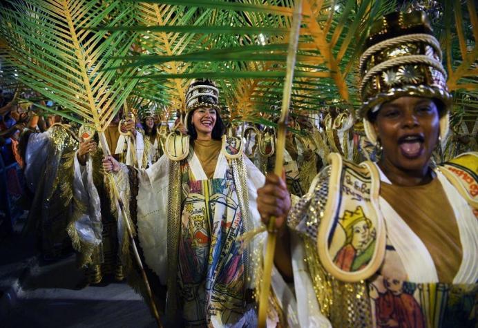 El carnaval de Rio arrancó con todo su esplendor y un fuerte tono de protesta