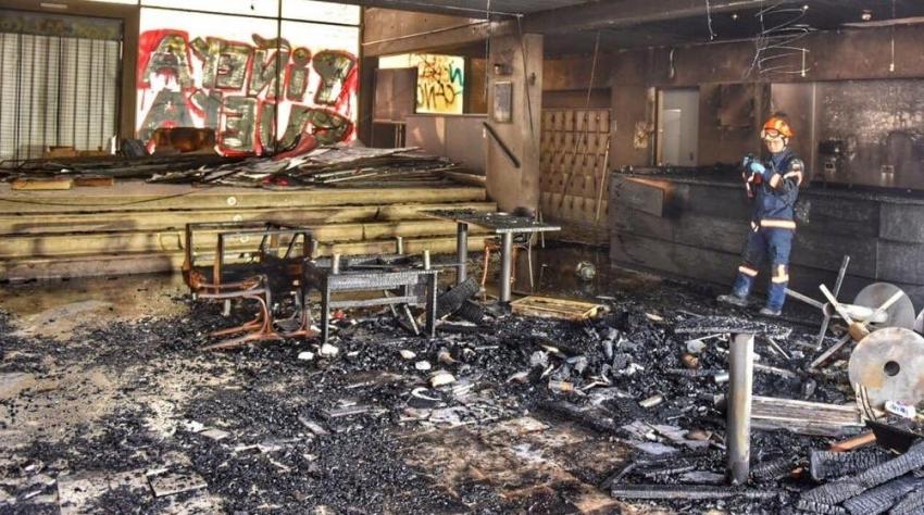 Gobierno se querella por incendio de Café Literario en Providencia